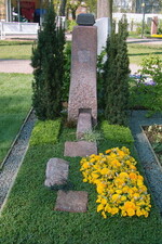 <strong>Aussteller</strong> Schittenhelm, Moers
</br><strong>Grabart:</strong> Einstelliges Wahlgrab
</br><strong>Rahmenbepflanzung:</strong> Taxus baccata "Fastigiata"
</br><strong>Bodendecker:</strong> Euonymus fortunei "Minimus"
</br><strong>Wechselbeet Frühling:</strong> Stiefmütterchen, kleinblumig, Ranunkeln, Wildtulpen
</br><strong>Bewertung:</strong> Silber