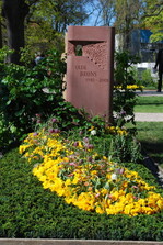 <strong>Aussteller</strong>  ERFA Gruppe Hessen, Blumenhaus Chrysanthem, Darmstadt; Pittelkow, Wiesbaden; Mohr und Emert , Frankfurt-Liederbach, Muster, Rüsselsheim; Blumen Bauer, Gisela Lang, Bad Homburg; Lüder Nobbmann, Hüttenberg; Klumpen, Frankfurt, </br><strong>Grabart:</strong> Einstelliges Wahlgrab
</br><strong>Rahmenbepflanzung:</strong> Hydrangea anomala ssp. petiolaris
</br><strong>Bodendecker:</strong> Chamaecyparis obtusa "Nana Gracilis"
</br><strong>Wechselbeet Frühling:</strong> Stiefmütterchen, großbluig, Tulpen, Schachbrettblumen
</br><strong>Bewertung:</strong> Silber