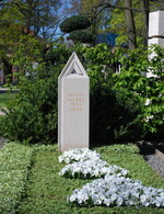 <strong>Aussteller</strong> Arge Noltemeyer/ Hauschild/Diekmann, Langwedel-Völkersen
</br><strong>Grabart:</strong> Einstelliges Wahlgrab
</br><strong>Rahmenbepflanzung:</strong> Ilex crenata "Convexa"
</br><strong>Bodendecker:</strong> Euonymus fortunei "Emerald Gaiety", Leptinella potentillina
</br><strong>Wechselbeet Frühling:</strong> Stiefmütterchen, kleinblumig
</br><strong>Bewertung:</strong> Bronze