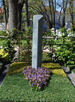 <strong>Aussteller</strong> Friedhofsgärtnerei Dänhardt, Dorf Triwalk
</br><strong>Grabart:</strong> Einstelliges Wahlgrab
</br><strong>Rahmenbepflanzung:</strong> Acer palmatum "Dissectum"
</br><strong>Bodendecker:</strong> Euonymus fortunei "Emerald’n Gold" und "Minimus"
</br><strong>Wechselbeet Frühling:</strong> Stiefmütterchen, kleinblumig
</br><strong>Bewertung:</strong> Silber