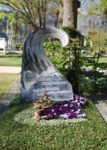 <strong>Aussteller</strong> Gartenbau Lehmann, Leipzig
</br><strong>Grabart:</strong> Einstelliges Wahlgrab
</br><strong>Rahmenbepflanzung:</strong> Taxus baccata "Dovastoniana"
</br><strong>Bodendecker:</strong> Euonymus fortunei "Emerald Gaiety", Cotoneaster dammeri "Frieder’s Evergreen"
</br><strong>Wechselbeet Frühling:</strong> Stiefmütterchen, kleinblumig
</br><strong>Bewertung:</strong> Silber