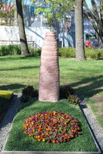 <strong>Aussteller:</strong> Himstedt, Sarstedt
<br/><strong>Grabart:</strong> Einstelliges Wahlgrab
<br/><strong>Rahmenbepflanzung:</strong> Berberis thunbergii "Bagatelle"
<br/><strong>Bodendecker:</strong> Euonymus fortunei "Minimus"
<br/><strong>Wechselbeet Frühling:</strong>Stiefmütterchen, großblumig
<br/><strong>Bewertung:</strong> Silber