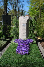 <strong>Aussteller</strong> Axel Schmitz, Kamp-Lintfort
</br><strong>Grabart:</strong> Einstelliges Wahlgrab
</br><strong>Rahmenbepflanzung:</strong> Cedrus deodora "Aurea"
</br><strong>Bodendecker:</strong> Euonymus fortunei "Minimus" und "Harlequin"
</br><strong>Wechselbeet Frühling:</strong> Stiefmütterchen, kleinblumig
</br><strong>Bewertung:</strong> Bronze