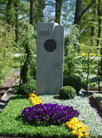 <strong>Aussteller</strong>  Prager"s Blumen & Floristik, Gera
</br><strong>Grabart:</strong> Einstelliges Wahlgrab
</br><strong>Rahmenbepflanzung:</strong> Buxus sempervirens
</br><strong>Bodendecker:</strong> Euonymus fortunei "Emerald Gaiety", Euonymus japonicus "Microphyllus"
</br><strong>Wechselbeet Frühling:</strong> Stiefmütterchen, kleinblumig,
</br><strong>Bewertung:</strong> Silber