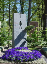 <strong>Aussteller</strong> Grünes Centrum Staßfurt, Staßfurt
</br><strong>Grabart:</strong> Einstelliges Wahlgrab
</br><strong>Rahmenbepflanzung:</strong> Ilex crenata "Green Hedge", Buxus sempervirens
</br><strong>Bodendecker:</strong> Euonymus fortunei "Silver Carpet"
</br><strong>Wechselbeet Frühling:</strong> Stiefmütterchen, kleinblumig,
</br><strong>Bewertung:</strong> Silber