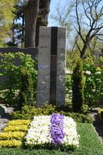<strong>Aussteller</strong> Brehmer, Altenburg
</br><strong>Grabart:</strong> Einstelliges Wahlgrab
</br><strong>Rahmenbepflanzung:</strong> Taxus baccata "Fastigiata Aureomarginata" und "Washingtonii"
</br><strong>Bodendecker:</strong> Euonymus fortunei "Minimus" und "Emerald’n Gold"
</br><strong>Wechselbeet Frühling:</strong> Stiefmütterchen, kleinblumig
</br><strong>Bewertung:</strong> Silber