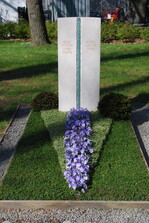 <strong>Aussteller:</strong> Blumen Koch, Frankenthal
<br/><strong>Grabart:</strong> Einstelliges Wahlgrab
<br/><strong>Rahmenbepflanzung:</strong> Taxus baccata
<br/><strong>Bodendecker:</strong> Euonymus fortunei "Emerald Gaiety", Euonymus fortunei "Minimus"
<br/><strong>Wechselbeet Frühling:</strong> Stiefmütterchen, großblumig
<br/><strong>Bewertung:</strong> Silber