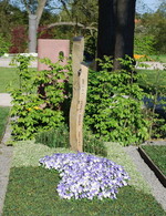 <strong>Aussteller</strong> Euler, Wartenberg
</br><strong>Grabart:</strong> Einstelliges Wahlgrab
</br><strong>Rahmenbepflanzung:</strong>keine
</br><strong>Bodendecker:</strong> Hedera helix "Gnom" und "Erecta", Euonymus fortunei "Emerald Gaiety"
</br><strong>Wechselbeet Frühling:</strong> Stiefmütterchen, kleinblumig
</br><strong>Bewertung:</strong> Gold