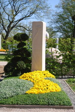 <strong>Aussteller</strong>  ARGE Schüttig-Knostmann-Seppelfricke, Wermsdorf OT Luppa
</br><strong>Grabart:</strong> Einstelliges Wahlgrab
</br><strong>Rahmenbepflanzung:</strong> Ilex crenata
</br><strong>Bodendecker:</strong> Euonymus fortunei "Minimus" und "Emerald Gaiety"
</br><strong>Wechselbeet Frühling:</strong> Stiefmütterchen, großblumig
</br><strong>Bewertung:</strong> Große Goldmedaille