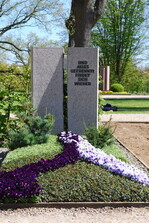 <strong>Aussteller</strong> Schulze, Crimmitschau
</br><strong>Grabart:</strong> Einstelliges Wahlgrab
</br><strong>Rahmenbepflanzung:</strong> Pinus parviflora "Negishi", Hydrangea anomala ss. Petiolaris, Podocarpus lawrencii "Blue Gem"
</br><strong>Bodendecker:</strong> Mitchella repens, Euonymus japonicus "Microphyllus Variegatus"
</br><strong>Wechselbeet Frühling:</strong> Stiefmütterchen, kleinblumig
</br><strong>Bewertung:</strong> Gold