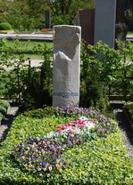 <strong>Aussteller</strong> Springer, Narsdorf
</br><strong>Grabart:</strong> Einstelliges Wahlgrab
</br><strong>Rahmenbepflanzung:</strong> Taxus x media "Stricta Viridis", Taxus baccata "Summergold"
</br><strong>Bodendecker:</strong> Euonymus fortunei "Emerald’n Gold"
</br><strong>Wechselbeet Frühling:</strong> Stiefmütterchen, kleinblumig, Gänseblümchen
</br><strong>Bewertung:</strong> Bronze