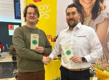 Offizielle Unterzeichnung der Partnerschaft auf der IPM 2026: Niels Postma (Tapp, links) und Nils Behrens (Selecta one, rechts).