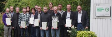 Die Teilnehmer und Referenten des Seminars Zertifizierter Raumbegrner 2013 vor der Bildungssttte Gartenbau. 