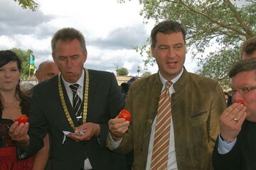 Anlsslich der Erffnung der Landesgartenschau in Kitzingen probieren die anwesenden Politiker ohne Angst vor dem EHEC-Erreger bayerische Tomaten Staatsminister Dr. Markus Sder (MdL) und der Oberbtgermeister von Kitzingen Siegfried Mller