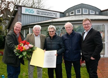 Gestern erhielt Grtnermeister Erwin Solenski, Gelsenkirchen, aus den Hnden des Kreisgrtnermeister Johannes Wolter im Rahmen einer kleinen Feierstunde den Diamantenen Meisterbrief. 