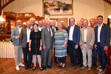 Tobias Muschalek, Geschftsfhrer Gartenbauverband Mitteldeutschland;
Bernd Birkigt; dahinter Ulrich Krger, Landschaftsarchitekt (erstellt aktuell die Machbarkeitsstudie fr die BUGA 2033 Bewerbung Dresdens); Sylvia Staude, Vorstand BDLA;
Frank Lehmann, Vorstand Gartenbauverband Mitteldeutschland; Werner Eysser, Dresdner Unternehmer;
Jochen Heinz
Thomas Krusekopf, Geschftsfhrer Hals-ueber-Krusekopf , Zittau;
Sylke Nagel, Prsidentin, Fachverband deutscher Floristen ;
Wolfram Gnther, Schsischer Staatsminister fr Energie, Klimaschutz, Umwelt und Landwirtschaft ;
Jrg Geithel, Vorsitzender des Landesverbandes Schsisches Obst;
Udo Jenztsch, Geschftsfhrer des Landesverbandes Schsisches Obst;
Winfried Kaiser, Gartenbauunternehmer;
Andreas Meile und dahinter Dag Mller, beide Vorstand Landesverband Sachsen
im Bund deutscher Baumschulen; ganz rechts Axel Keul, Geschftsfhrer Verband Garten-, Landschafts- und Sportplatzbau Sachsen.