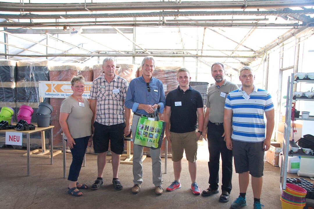 Im Ammerland steht auch die Lokalpolitik hinter dem Gartenbau. Der Brgermeister von Westerstede, Klaus Gro (Bildmitte), berichtete im Betrieb der Familie Hemmje ber gegen-seitige Frderung von Pflanzenproduktion und -verwendung und Wirtschaftsentwicklung.