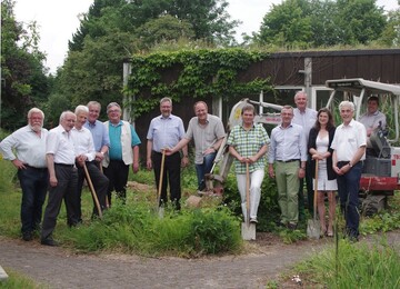 Architekt Wolfram Heger (6. von rechts), erluterte zusammen mit Matthias Hub (2. von rechts), Direktor der Bildungssttte, den ZVG-Vorstandsmitgliedern sowie Manfred Klunke (6. von links), Vorstand der Gartenbau-Versicherung VVaG, Zeitplan und technische Details der Baumanahme.