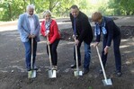 Rathenows Bürgermeister Roland Seeger, Brandenburgs Rathauschefin und BUGA-Zweckverbandsvorsitzende Dr. Dietlind Tiemann sowie Präsidenten des Gartenbauverbandes Berlin-Brandenburg e.V., Jörg Kirstein und Staatssekretärin des brandenburgischen Ministeriums für Infrastruktur und Landwirtschaft, Kathrin Schneider beim ersten Spatenstich.
