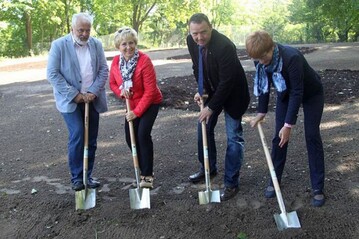 Rathenows Brgermeister Roland Seeger, Brandenburgs Rathauschefin und BUGA-Zweckverbandsvorsitzende Dr. Dietlind Tiemann sowie Prsidenten des Gartenbauverbandes Berlin-Brandenburg e.V., Jrg Kirstein und Staatssekretrin des brandenburgischen Ministeriums fr Infrastruktur und Landwirtschaft, Kathrin Schneider beim ersten Spatenstich.