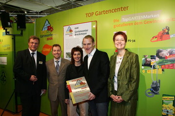 Silke und Henry Brockmeyer 
(3. und 4. v. l.) freuten sich ber den Gewinn. Ganz links Heinrich Mller, Floragard, 
IGCA-Prsident Erwin Meier-Honegger (2. v. l.) und Doris Ganninger-Hauck, Chefredakteurin von Grner Markt