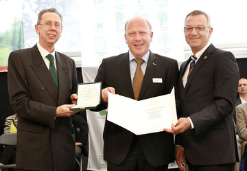 Der Aufsichtsratsvorsitzende Landgard Blumen & Pflanzen Manfred Rieke nahm Medaille und Urkunde aus den Hnden von Ministerialrat Dr. Ingo Braune vom Bundesministerium (lks.) und Jrgen Mertz, Prsident des Zentralverbandes Gartenbau (ZVG) (re.) entgegen.