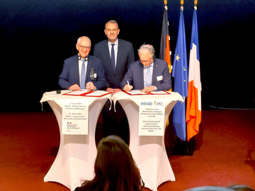Prof. Dr. Christian Huyghe (links), Wissenschaftlicher Direktor der INRAe und JKI-Prsident Prof. Dr. Frank Ordon (rechts) beim Signieren der Kooperationsvereinbarung in der franzsischen Botschaft in Berlin. Im Hintergrund der Botschaftsgesandte Emmanuel Cohet. <br>