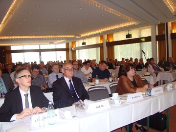 Blick in den mit rund 140 Teilnehmern gefllten Saal.