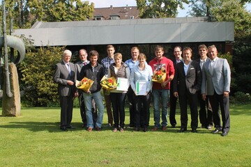 Von links nach rechts Dr. Karl-Heinz Kerstjens, Leiter des Gartenbauzentrums Essen, Wolfgang Schubert, Landgard Bereichsleiter Human Resources, Rene Dhom, Matthias Baumann, Sophia Schenuit, Matthias Hilden. Vera Plathen, Tim Ulrich Solbach, Carsten Tovenrath Landgard Personalentwicklung, Armin Rehberg, Vorstandsvorsitzender Landgard eG, Martin Monreal, stell. Schulleiter Fachschule Gartenbau Essen, Willi Andree, Kuratoriumsvorsitzender Landgard Stiftung