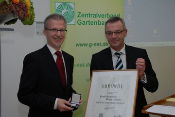 ZVG-Prsident Jrgen Mertz verlieh die Ernst-Schrder-Mnze in Silber an Professor Dr. Karl-Heinz Strauch fr dessen Verdienste um den deutschen Gartenbau.