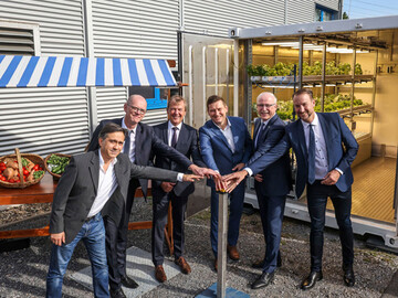Von links: Eyp Yildiz (stellv. Brgermeister der Stadt Dinslaken), Volkmar Keuter (Koordinator SUSKULT, Fraunhofer UMSICHT), Dr. Emanuel Grn (Vorstandsmitglied Wassermanagement und Technik der EGLV), Mario Brandenburg (Parlamentarischer Staatssekretr bei der Bundesministerin fr Bildung und Forschung), Prof. Dr. Alexander Kurz (Leiter des Vorstandsbereich Innovation, Transfer und Verwertung der Fraunhofer-Gesellschaft), Prof. Dr.-Ing. Manfred Renner (Institutsleiter Fraunhofer UMSICHT).
