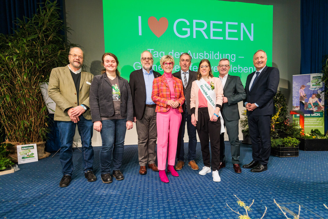Berufsorientierung mal anders – mit (von links) Jakob Hokema, Vorsitzender des ZVG-Ausschusses Bildungspolitik und Berufsbildung, Eva Domes, Bundesvorsitzende der Arbeitsgemeinschaft deutscher Junggärtner (AdJ), Eva Kähler-Theuerkauf, Präsidentin des Landesverbandes Gartenbau Nordrhein-Westfalen, Georg Boekels Präsident des Provinzialverbandes Rheinischer Obst- und Gemüsebauer, die Deutsche Blumenfee 2023/24, Kathrin Köhler, ZVG-Präsident Jürgen Mertz und Oliver P. Kuhrt, Geschäftsführer der Messe Essen.