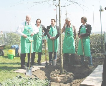 von links: Ministerprsident Peter Harry Carstensen, Claus-Dieter Stoldt (zugleich auch Sponsor), Bund deutscher Baumschulen (BdB) e.V., Reimer Meier, Fachverband Garten-, Landschafts- und Sportplatzbau S-H e.V., Dr. Hermann Buchwald,
Gartenbauverband Nord e.V.