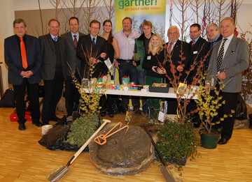 (von links): Helmuth Prinz, Prsident des FDF, Christian Leonhards, Prsident des VGL NRW, Helmut Rskamp, Prsident des Landesverbandes
Gartenbau Westfalen-Lippe, Dr. Wilhelm Schffer, Staatssekretr im Ministerium fr
Arbeit, Integration und Soziales NRW, Christiane Sander, Deutsche Blumenfee 2010/2011,
Christoph Dirksen, Ausbilder bei der Baumschule Ley, mit zwei Auszubildenden, Heinrich
Hiep, Prsident des Landesverbandes Gartenbau Rheinland, Frank Thorwirth, Vorsitzender
der Geschftsfhrung Messe Essen, Ralf Kretschmer, Vorsitzender des ZVG-Ausschusses
Bildungspolitik und Berufsbildung, sowie Heinz Herker, Prsident des ZVG.