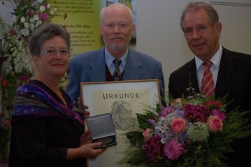 Dr. Tomas Tamberg (Mitte) erhielt aus den Hnden von ZVG-Prsident Heinz Herker die
Georg-Arends-Medaille als hchste Auszeichnung fr diesen Bereich grtnerischer Ttigkeit
im deutschen Gartenbau.