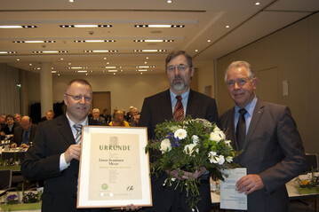Professor Dr. Hans-Jrgen Tantau (Mitte) erhielt aus Hnden von ZVG-Prsident Heinz Herker (rechts) die Ernst-Schrder-Mnze in Silber. Auch Dr. Hans Joachim Brinkjans, stell-vertretemder ZVG-Generalsekretr, gratulierte herzlich. 