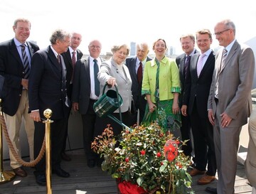 Prof. Dr. Hartmut Balder, Wilhelm von Boddien (Geschftsfhrer der Frdervereins Berliner Schloss e. V.), Armin Eer (Rosenzchter der Firma BKN Strobel), Prof. Dr. Dr. Richard Schrder (Vorstand des Frdervereins Berliner Schloss e.V.), Freifrau Marianne von Weizscker, Richard von Weizscker, Angelika Klle ( Geschftsfhrerin der Firma Klle), M. Rettig, Hajo Steinmeyer und Hannsjrg Khler 