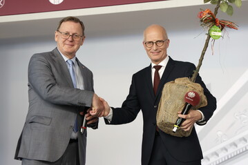 bergabe des Staffelbaumes von Ministerprsident Bodo Ramelow an Hamburgs Ersten Brgermeister Dr. Peter Tschentscher. Das Einheitsbuddeln 2023 soll mit bundesweiten privaten und ffentlichen Baumpflanzaktionen zum Tag der Deutschen Einheit 100.000 neue Bume bringen.