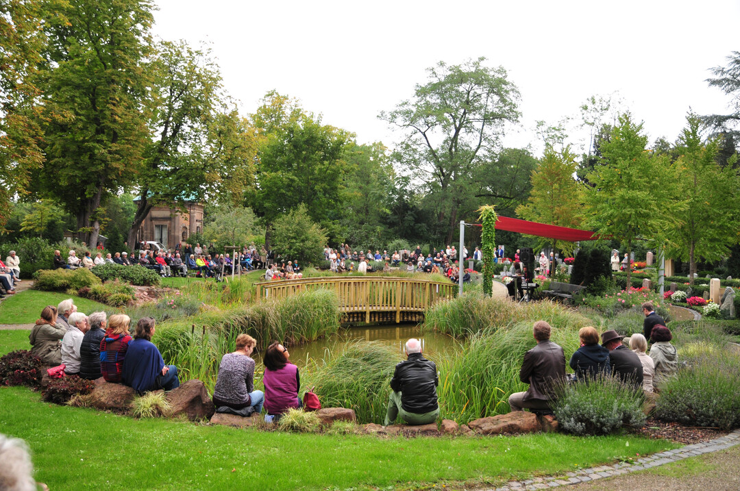Auf dem Mannheimer Hauptfriedhof versammelten sich mehrere hundert Besucher, um dem Konzert mit der Künstlerin Madeleine Sauveur zu lauschen.