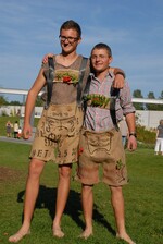 Unter dem Titel „Junggärtners next Topmodel“ hatten die Teams Kleidungsstücke, Accessoires oder Schmuck zu entwerfen und aus gartenbaulichen Materialien oder Pflanzen herzustellen. Die Ergebnisse waren auf einem Laufsteg zu präsentieren und zu kommentieren. Im Bild von links das Team aus Bayern mit Patrick Grüner und Jonas Maiwald, die in der Gesamtwertung den 1. Platz (Gold) erreichten.