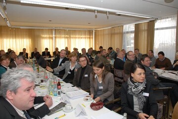 ber 50 Teilnehmer kamen zum Bildungsforum 2012 nach Grnberg. Hierzu zhlten Mitglie-der des ZVG-Prsidiums, des ZVG-Bildungsausschusses sowie Experten, Sachverstndige und Gste.