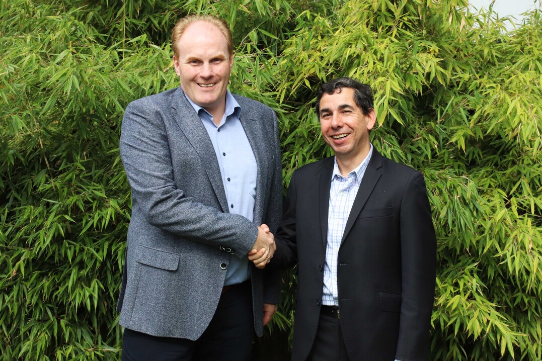 Torsten Mundus von selecta one (links) und Darío Soto Abril von Fairtrade International wollen für höhere Löhne sorgen.