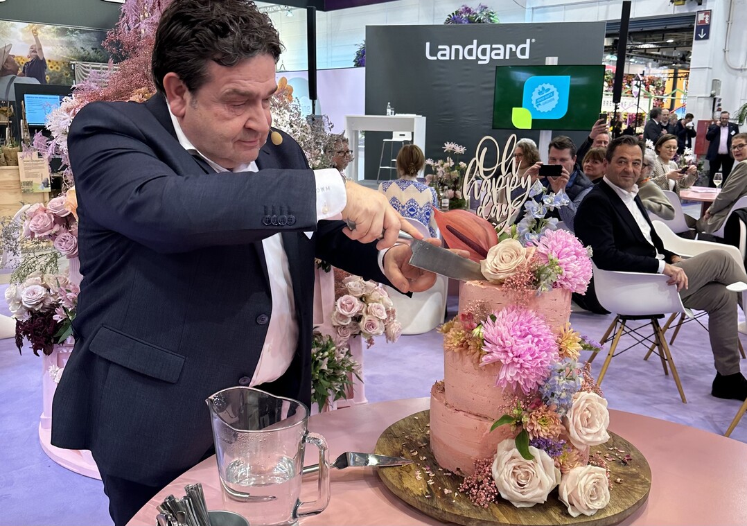 Mit einer blumigen Geburtstagstorte feierte die Erzeugergenossenschaft Landgard unter dem Motto „10 Jahre einzigartig wie Ihr!“ den runden Geburtstag der Initiative „1000 gute Gründe“ gefeiert. CEO Oliver Mans durfte sie anschneiden.<br>