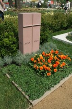 Rahmenbepflanzung: Chamaecyparis obtusa `Nana Gracilis`
Bodendecker: Santolina chamaecyparissus, Acinos alpinus, Buxus sempervirens
Gartenbau Christa Handrich, Gelenau + Steinmetzmeisterin Kartin Fiedler, Königswalde