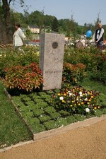 Rahmenbepflanzung: Pieris japonica, Bodendecker: Dracia
Gartenbaubetrieb Stephan Schön, Dresden + Steinmetz Manfred Rudolph, Stollberg