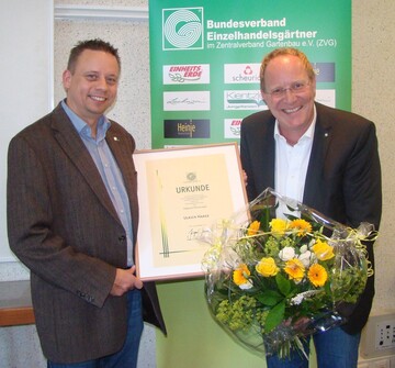 Jrgen Herrmannsdrfer (rechts), Vorsitzender des Bundesverbandes Einzelhandelsgrtner, berreichte Ulrich Haage die Silberne Ehrennadel des Zentralverbandes Gartenbau.