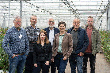 Im Betrieb van der Hulst - von links: Eef Zwinkels (Royal Brinkman), Koen van der Hulst, Yvonne van der Velden (Brightlands Campus Greenport Venlo), Sjaak van Hulst, Dr. Anke Schirocki (Agrobusiness Niederrhein), Marcel Claus (Gemeinde Venray), Paul van der Hulst.