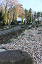 Fluss des Lebens: Ein Trockenbachbett aus großen und kleinen Kieselsteinen symbolisiert den Fluss des Lebens.