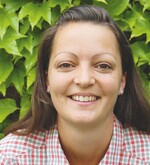 Marion Valenta war nach ihrem Gartenbaustudium in Weihen-stephan mehrere Jahre in einem großen Gartencenter tätig und anschließend Pflanzeneinkäuferin. Seit ihrem Volontariat ist sie Redakteurin im Verlag Eugen Ulmer.