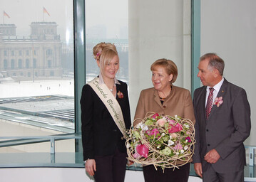 Heinz Herker, Prsident des Zentralverbandes Gartenbau, berbrachte gemeinsam
mit Victoria Salomon, Deutsche Blumenfee 2009/2010, die traditionellen Valentinsgre an
Bundeskanzlerin Angela Merkel